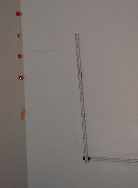 BAU.DE / BAU-Forum: 1. Bild zu Frage "Risse in Innenwand, 1,5 Jahre nach Einzug" im BAU-Forum "Innenwände" BAU.DE / BAU-Forum: 1. Bild zu Frage "Risse in Innenwand, 1,5 Jahre nach Einzug" im BAU-Forum "Innenwände"