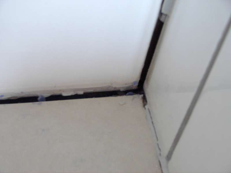 BAU.DE / BAU-Forum: 1. Bild zu Frage "Hilfe, Flucht zwischen Wand und Boden" im BAU-Forum "Innenw&auml;nde"