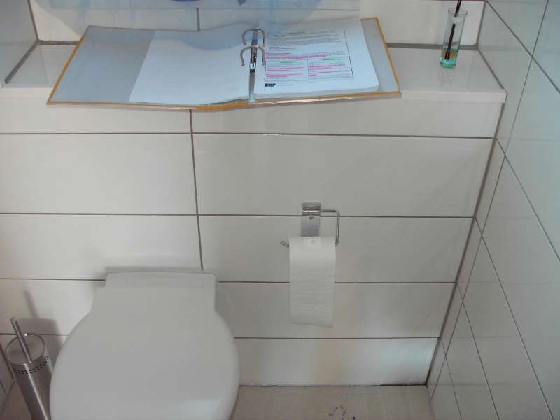 BAU.DE / BAU-Forum: 2. Bild zu Frage "Hilfe, Flucht zwischen Wand und Boden" im BAU-Forum "Innenw&auml;nde"