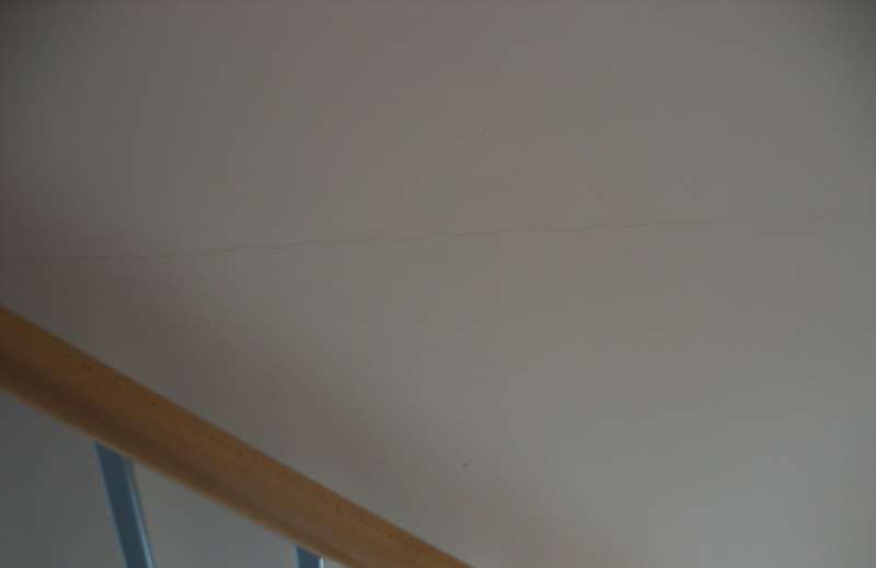 BAU.DE / BAU-Forum: 1. Bild zu Antwort "mit Bildern..." auf die Frage "Putzrisse im Neubau: Ursachen, Risiken & Sanierungskosten nach 5 Jahren?" im BAU-Forum "Innenw&auml;nde"