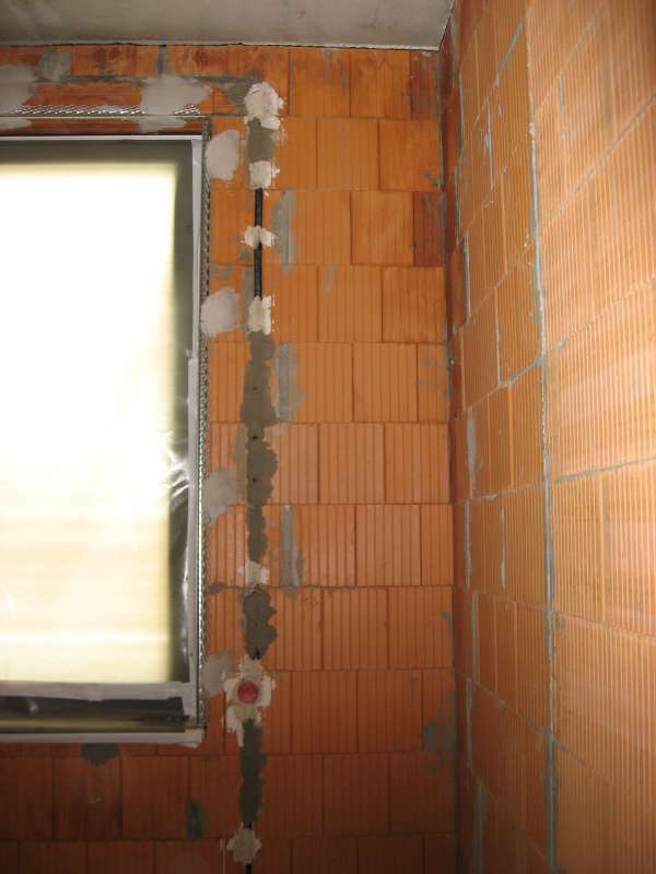 BAU.DE / BAU-Forum: 1. Bild zu Frage "Putzen der Elektro-Installationsschlitze-DIN 18 299-Nebenleistung/besondere Leistung" im BAU-Forum "Innenw&auml;nde"