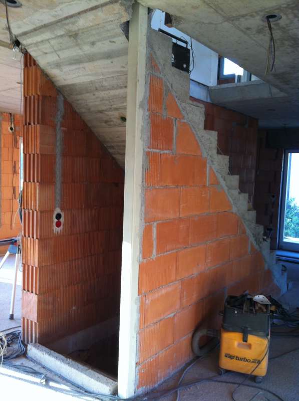 BAU.DE / BAU-Forum: 1. Bild zu Frage "Wand unter Treppe verschlie&szlig;en" im BAU-Forum "Innenw&auml;nde"