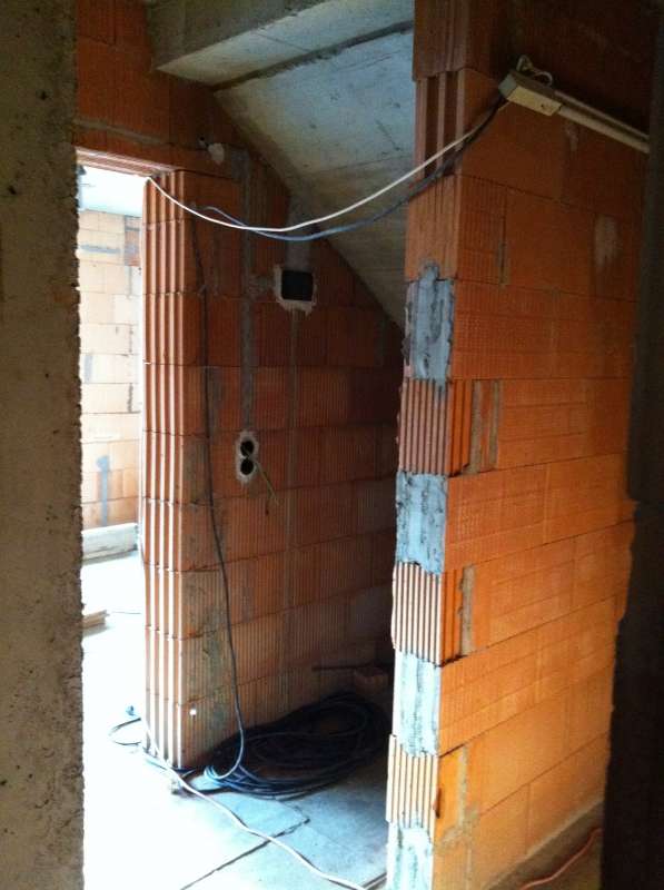 BAU.DE / BAU-Forum: 2. Bild zu Frage "Wand unter Treppe verschlie&szlig;en" im BAU-Forum "Innenw&auml;nde"