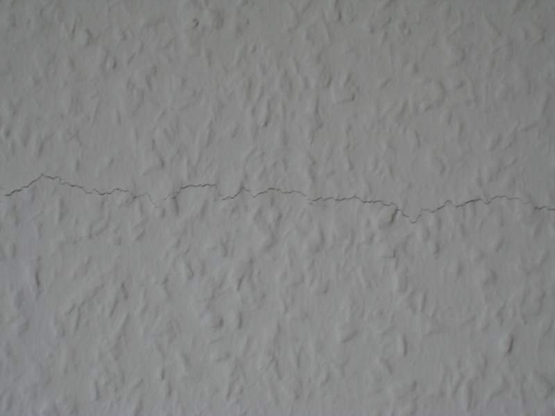 BAU.DE / BAU-Forum: 1. Bild zu Frage "horizontaler Riss in Tapete mitten auf Haustrennwand (RH) und..." im BAU-Forum "Innenw&auml;nde"