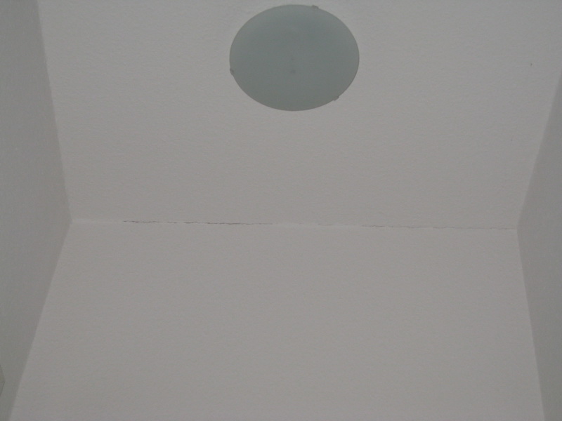 BAU.DE / BAU-Forum: 3. Bild zu Frage "horizontaler Riss in Tapete mitten auf Haustrennwand (RH) und..." im BAU-Forum "Innenw&auml;nde"