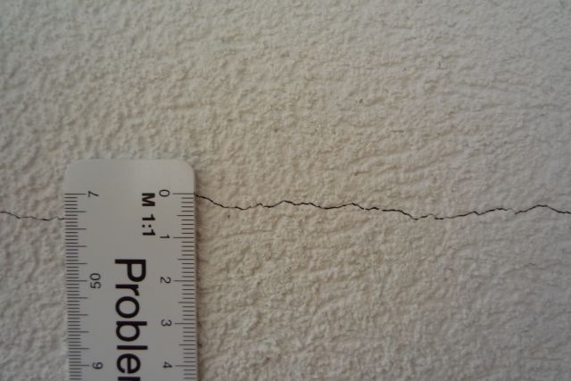 BAU.DE / BAU-Forum: 1. Bild zu Frage "Feine Risse im Innenputz" im BAU-Forum "Innenw&auml;nde"