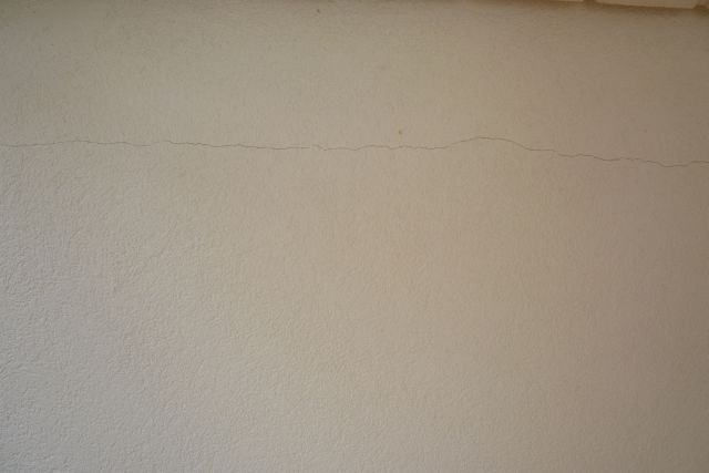 BAU.DE / BAU-Forum: 2. Bild zu Frage "Feine Risse im Innenputz" im BAU-Forum "Innenw&auml;nde"