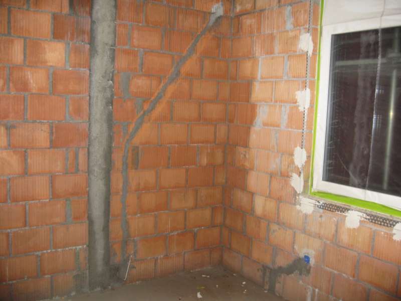 BAU.DE / BAU-Forum: 1. Bild zu Frage "Rohbaufeuchtigkeit im Innenputz: Ursachen, Folgen & Sanierungskosten?" im BAU-Forum "Innenwände" BAU.DE / BAU-Forum: 1. Bild zu Frage "Rohbaufeuchtigkeit im Innenputz: Ursachen, Folgen & Sanierungskosten?" im BAU-Forum "Innenwände"