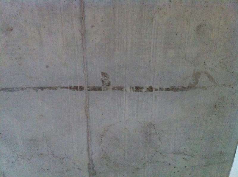 BAU.DE / BAU-Forum: 1. Bild zu Frage "Klebereste auf Sichtbetondecken" im BAU-Forum "Innenw&auml;nde"