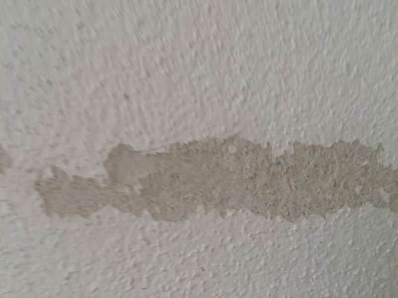 BAU.DE / BAU-Forum: 2. Bild zu Frage "Neubau oberste Putzschicht l&auml;sst sich mit Klebeband abziehen" im BAU-Forum "Innenw&auml;nde"