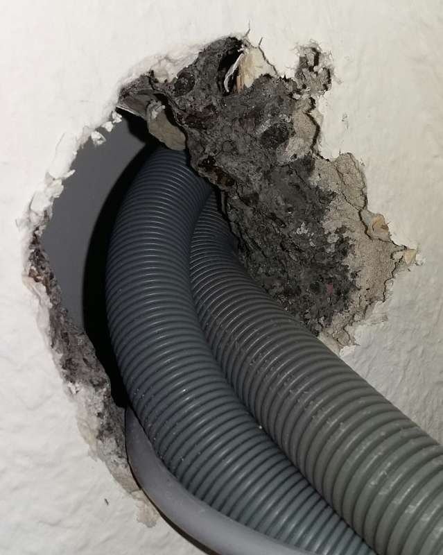 BAU.DE / BAU-Forum: 1. Bild zu Frage "BITTE BITTE helfen! Innenwand durchgebohrt &nbsp;-&nbsp; komische Substanz entdeckt &nbsp;-&nbsp; was ist das?" im BAU-Forum "Innenw&auml;nde"