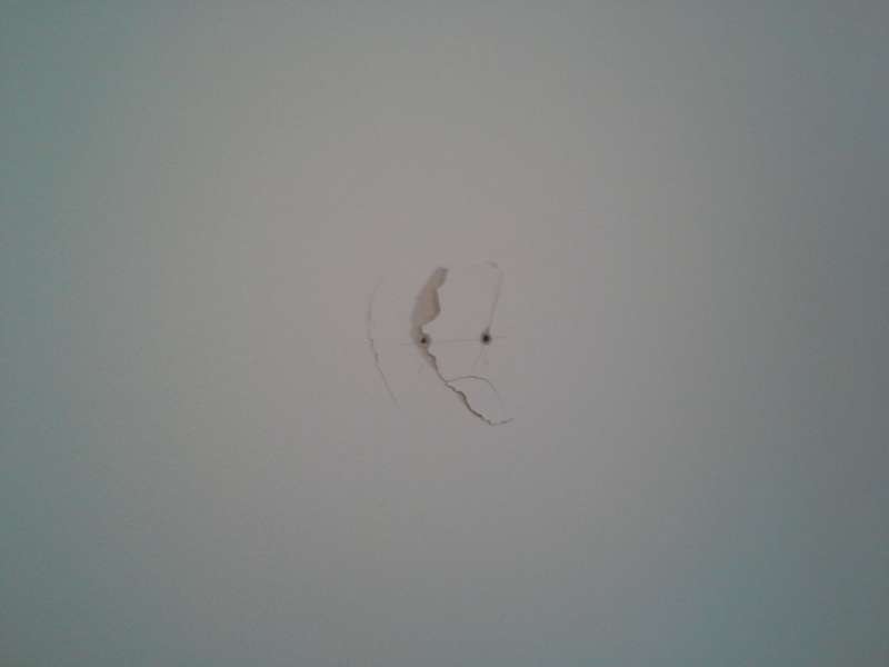 BAU.DE / BAU-Forum: 2. Bild zu Frage "Erhebliche Abplatzung von Innenputz bei Bohrung: Gew&auml;hrleistungspflicht" im BAU-Forum "Innenw&auml;nde"