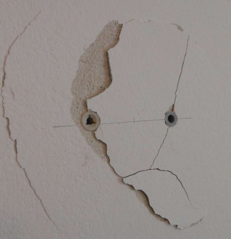 BAU.DE / BAU-Forum: 1. Bild zu Antwort "Merci @Ralf Matthies f&uuml;r Einsch&auml;tzung! Info..." auf die Frage "Innenputz Abplatzung nach Bohrung: Ursachen, Gew&auml;hrleistung & Sanierungskosten?" im BAU-Forum "Innenw&auml;nde"