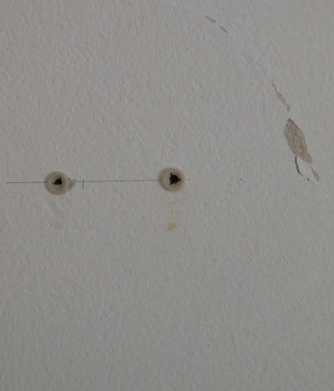 BAU.DE / BAU-Forum: 2. Bild zu Antwort "Merci @Ralf Matthies f&uuml;r Einsch&auml;tzung! Info..." auf die Frage "Innenputz Abplatzung nach Bohrung: Ursachen, Gew&auml;hrleistung & Sanierungskosten?" im BAU-Forum "Innenw&auml;nde"