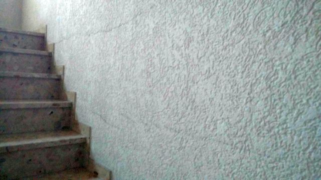 BAU.DE / BAU-Forum: 1. Bild zu Frage "Waagerechte Risse in Wand" im BAU-Forum "Innenw&auml;nde"