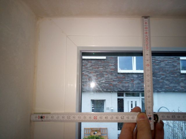 BAU.DE / BAU-Forum: 1. Bild zu Antwort "Hier ein Foto" auf die Frage "Fensterlaibung ungleichm&auml;&szlig;ig verputzt: Ursachen, Folgen & Sanierungskosten?" im BAU-Forum "Innenw&auml;nde"