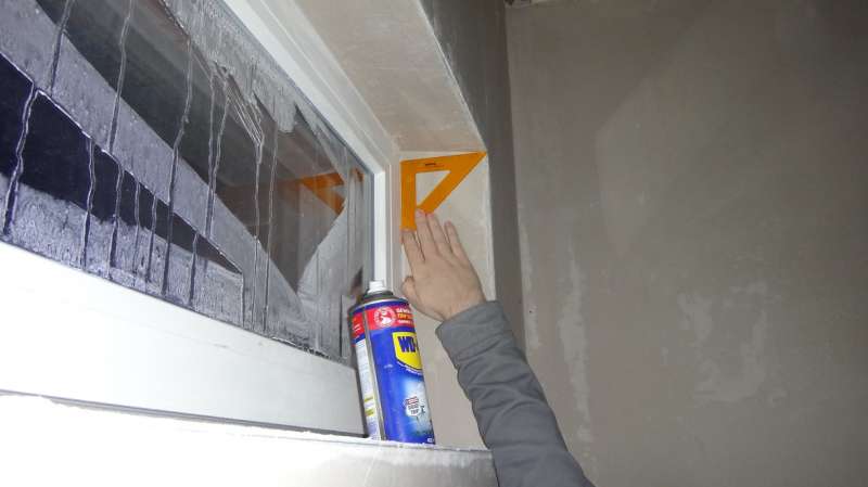 BAU.DE / BAU-Forum: 1. Bild zu Antwort "Die Putzleisten am Sturz waren wohl..." auf die Frage "Fensterlaibung ungleichm&auml;&szlig;ig verputzt: Ursachen, Folgen & Sanierungskosten?" im BAU-Forum "Innenw&auml;nde"