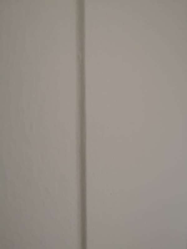 BAU.DE / BAU-Forum: 2. Bild zu Frage "Mangel oder kein Mangel? &nbsp;-&nbsp; Unebener &Uuml;bergang von Trockenbauwand auf Betonwand" im BAU-Forum "Innenw&auml;nde"