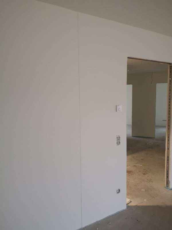 BAU.DE / BAU-Forum: 3. Bild zu Frage "Mangel oder kein Mangel? &nbsp;-&nbsp; Unebener &Uuml;bergang von Trockenbauwand auf Betonwand" im BAU-Forum "Innenw&auml;nde"