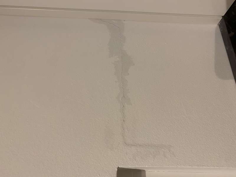 BAU.DE / BAU-Forum: 1. Bild zu Frage "Riss Innenwand Wasser" im BAU-Forum "Innenw&auml;nde"