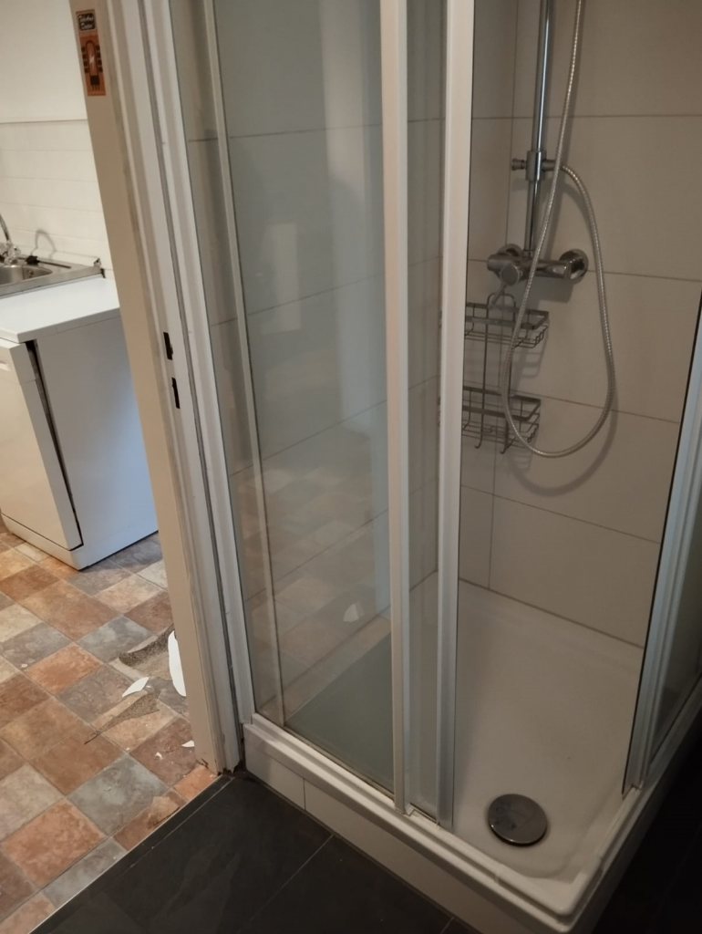 BAU.DE / BAU-Forum: 2. Bild zu Frage "Schimmelbildung Innenwand: Ursachen finden & Beseitigung &ndash; Was tun bei Schimmel?" im BAU-Forum "Innenw&auml;nde"