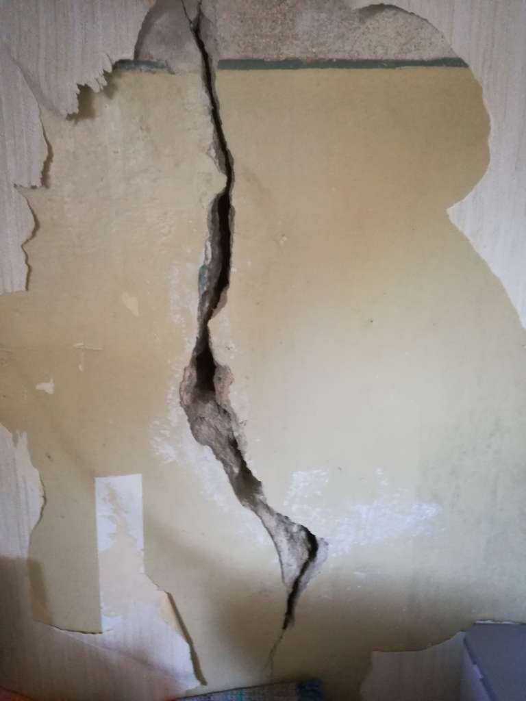 BAU.DE / BAU-Forum: 1. Bild zu Frage "Risse und L&ouml;cher im Altbau: Droht mein Haus einzust&uuml;rzen?" im BAU-Forum "Innenw&auml;nde"