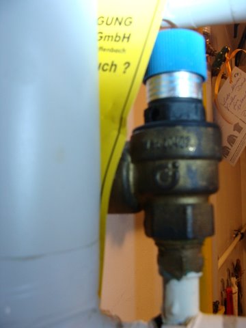BAU.DE / BAU-Forum: 1. Bild zu Frage "Sicherheitsventil 6 bar 1/2 Zoll finden: Warmwasserboiler, Funktion & Austausch" im BAU-Forum "Installation: Elektro, Gas, Wasser, Fernw&auml;rme etc."