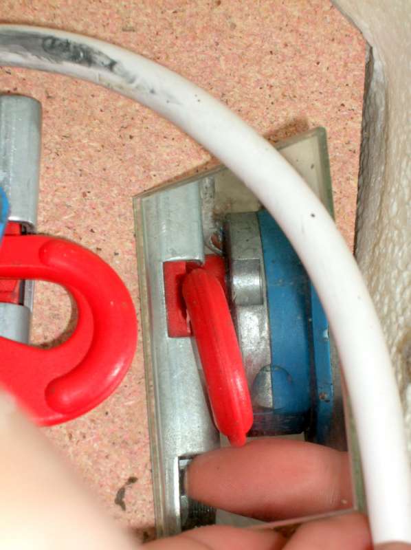 BAU.DE / BAU-Forum: 1. Bild zu Antwort "Becker Rollladenmotor: 90-Grad-Foto der R&uuml;ckseite" auf die Frage "Becker Rollladenmotor einstellen: Endpunkte justieren nach Halter-Tausch &ndash; Anleitung & Tipps" im BAU-Forum "Installation: Elektro, Gas, Wasser, Fernw&auml;rme etc."