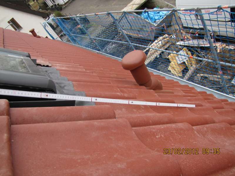 BAU.DE / BAU-Forum: 1. Bild zu Frage "Entl&uuml;ftungsrohr unter Dachfenster: Abstand, Geruchsbel&auml;stigung & Vorschriften?" im BAU-Forum "Installation: Elektro, Gas, Wasser, Fernw&auml;rme etc."