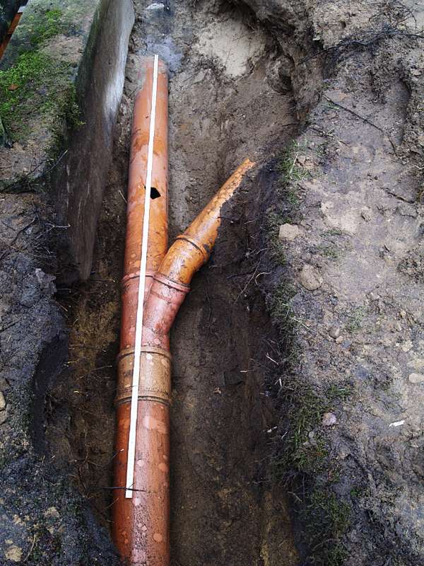 BAU.DE / BAU-Forum: 1. Bild zu Frage "KG-Rohr Reparatur: Loch im Abwasserrohr abdichten &ndash; Anleitung, Kosten & Methoden?" im BAU-Forum "Installation: Elektro, Gas, Wasser, Fernw&auml;rme etc."