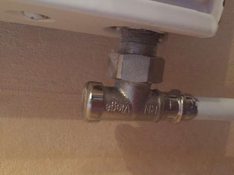 BAU.DE / BAU-Forum: 1. Bild zu Frage "R&uuml;cklaufventil am Heizk&ouml;rper pr&uuml;fen: Vorhanden? Funktion? Heizungswasser nicht ablassen?" im BAU-Forum "Installation: Elektro, Gas, Wasser, Fernw&auml;rme etc."