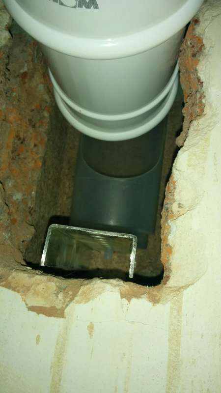 BAU.DE / BAU-Forum: 2. Bild zu Frage "Abgasleitung Gastherme: Ist der Anschluss korrekt? Pr&uuml;fung & Sicherheitshinweise" im BAU-Forum "Installation: Elektro, Gas, Wasser, Fernw&auml;rme etc."