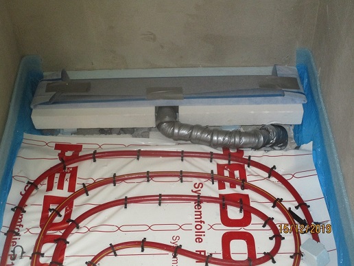 BAU.DE / BAU-Forum: 3. Bild zu Frage "Pfusch beim Duschrinnen Einbau?" im BAU-Forum "Installation: Elektro, Gas, Wasser, Fernw&auml;rme etc."