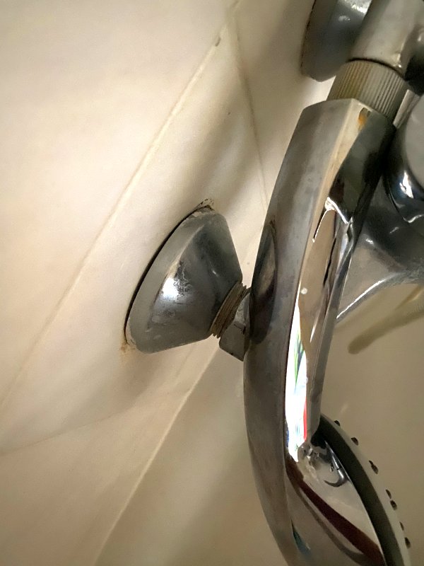 BAU.DE / BAU-Forum: 1. Bild zu Frage "Tropfger&auml;usche in der Wand nach armaturenwechsel" im BAU-Forum "Installation: Elektro, Gas, Wasser, Fernw&auml;rme etc."