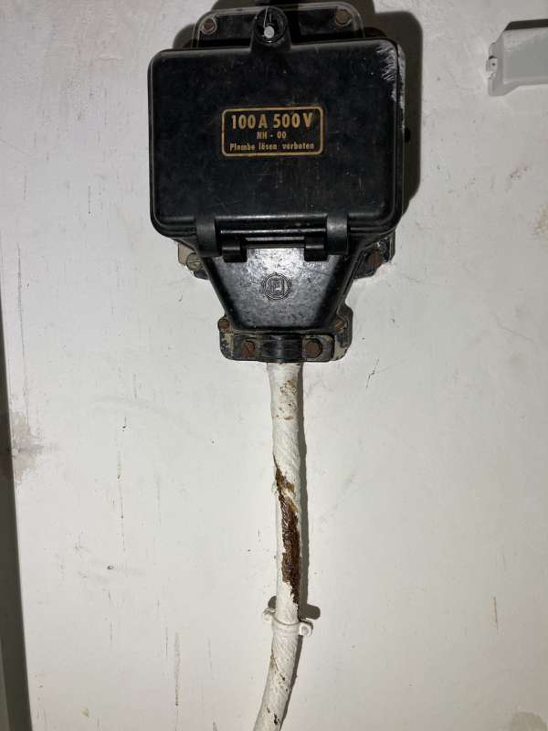 BAU.DE / BAU-Forum: 1. Bild zu Frage "Öliges Hausanschlusskabel im Altbau: Ursachen, Gefahren & Handlungsoptionen?" im BAU-Forum "Installation: Elektro, Gas, Wasser, Fernwärme etc." BAU.DE / BAU-Forum: 1. Bild zu Frage "Öliges Hausanschlusskabel im Altbau: Ursachen, Gefahren & Handlungsoptionen?" im BAU-Forum "Installation: Elektro, Gas, Wasser, Fernwärme etc."