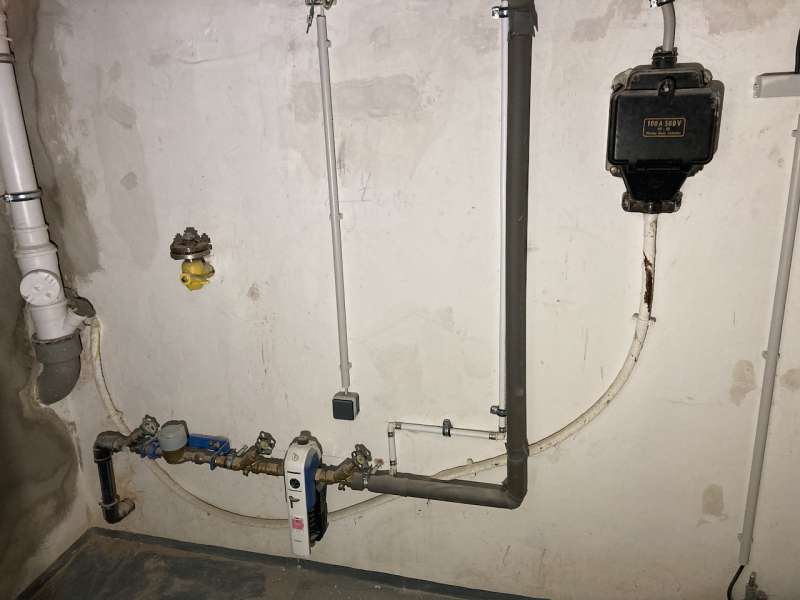 BAU.DE / BAU-Forum: 3. Bild zu Frage "Öliges Hausanschlusskabel im Altbau: Ursachen, Gefahren & Handlungsoptionen?" im BAU-Forum "Installation: Elektro, Gas, Wasser, Fernwärme etc." BAU.DE / BAU-Forum: 3. Bild zu Frage "Öliges Hausanschlusskabel im Altbau: Ursachen, Gefahren & Handlungsoptionen?" im BAU-Forum "Installation: Elektro, Gas, Wasser, Fernwärme etc."