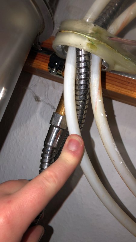 BAU.DE / BAU-Forum: 1. Bild zu Frage "Wasserhahn-Anschluss Sp&uuml;le: Schlauch passt nicht &ndash; Was tun bei Normabweichungen?" im BAU-Forum "Installation: Elektro, Gas, Wasser, Fernw&auml;rme etc."