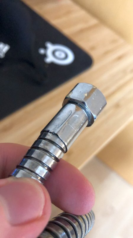 BAU.DE / BAU-Forum: 2. Bild zu Frage "Wasserhahn-Anschluss Sp&uuml;le: Schlauch passt nicht &ndash; Was tun bei Normabweichungen?" im BAU-Forum "Installation: Elektro, Gas, Wasser, Fernw&auml;rme etc."