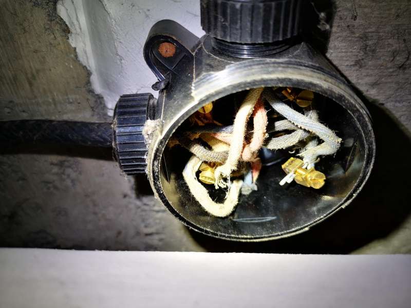BAU.DE / BAU-Forum: 1. Bild zu Frage "aus welchem Jahr ist diese Elektrik?" im BAU-Forum "Installation: Elektro, Gas, Wasser, Fernw&auml;rme etc."