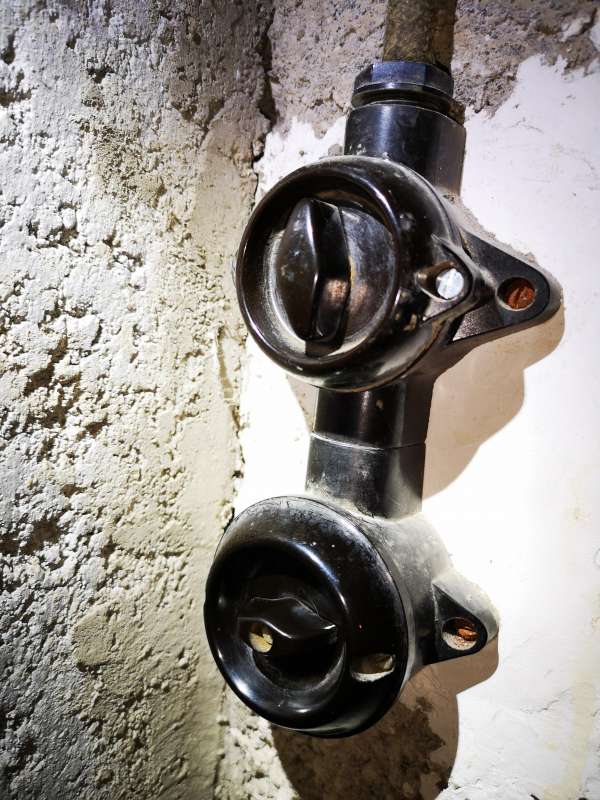 BAU.DE / BAU-Forum: 2. Bild zu Frage "aus welchem Jahr ist diese Elektrik?" im BAU-Forum "Installation: Elektro, Gas, Wasser, Fernw&auml;rme etc."