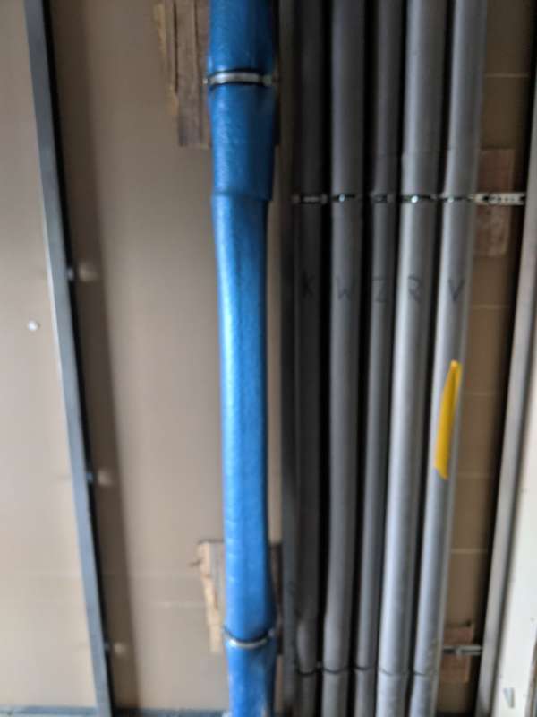 BAU.DE / BAU-Forum: 1. Bild zu Frage "Abwasserrohr h&ouml;rbar: Schalldruck im Schlafzimmer &ndash; Ursachen, Schallschutz & Gutachter sinnvoll?" im BAU-Forum "Installation: Elektro, Gas, Wasser, Fernw&auml;rme etc."