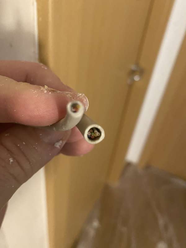 BAU.DE / BAU-Forum: 1. Bild zu Frage "Wei&szlig; jemand, wof&uuml;r diese Kabel sind?" im BAU-Forum "Installation: Elektro, Gas, Wasser, Fernw&auml;rme etc."