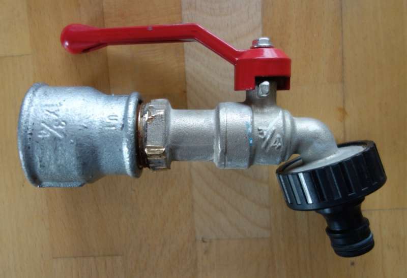 BAU.DE / BAU-Forum: 1. Bild zu Antwort "Schnelle Wasserentnahme: Gartenschlauch-L&ouml;sung aus dem Baumarkt" auf die Frage "Wasserentnahme im Neubau ohne Anschluss: Notl&ouml;sung mit Gartenschlauch & Hahn?" im BAU-Forum "Installation: Elektro, Gas, Wasser, Fernw&auml;rme etc."