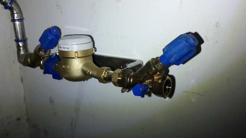 BAU.DE / BAU-Forum: 1. Bild zu Antwort "Wasseruhr-Anschluss: &Uuml;berwurfmutter-Gewinde korrekt bestimmen" auf die Frage "Wasserentnahme im Neubau ohne Anschluss: Notl&ouml;sung mit Gartenschlauch & Hahn?" im BAU-Forum "Installation: Elektro, Gas, Wasser, Fernw&auml;rme etc."