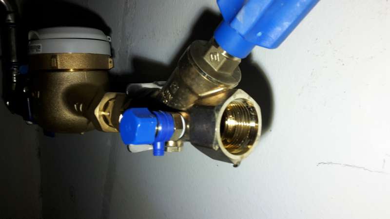 BAU.DE / BAU-Forum: 1. Bild zu Antwort "In Anlehnung an die Berg'sche-L&ouml;sung" auf die Frage "Wasserentnahme im Neubau ohne Anschluss: Notl&ouml;sung mit Gartenschlauch & Hahn?" im BAU-Forum "Installation: Elektro, Gas, Wasser, Fernw&auml;rme etc."