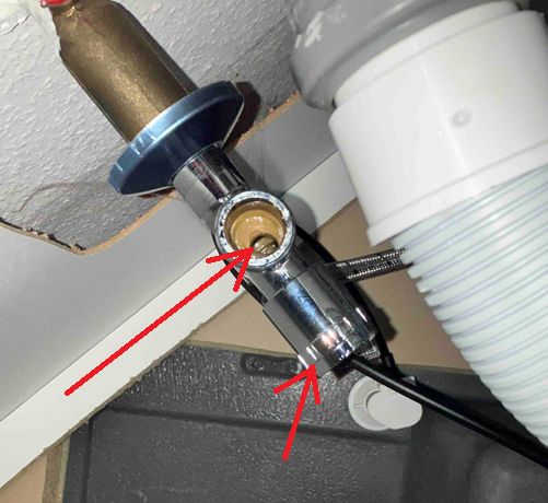 BAU.DE / BAU-Forum: 1. Bild zu Frage "Wasserhahn zum Geschirrsp&uuml;ler offenbar verkantet / verkalkt - Kombiventil komplett tauschen?" im BAU-Forum "Installation: Elektro, Gas, Wasser, Fernw&auml;rme etc."