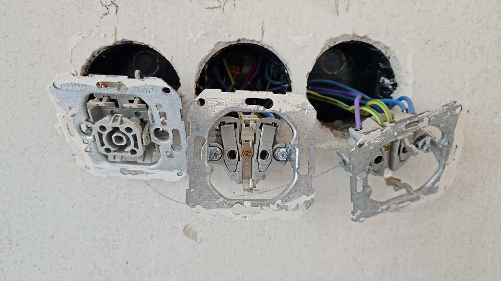 BAU.DE / BAU-Forum: 1. Bild zu Frage "1997 Gira Steckdosen und Lichtschalter kompatibel mit Jung AS500?" im BAU-Forum "Installation: Elektro, Gas, Wasser, Fernw&auml;rme etc."