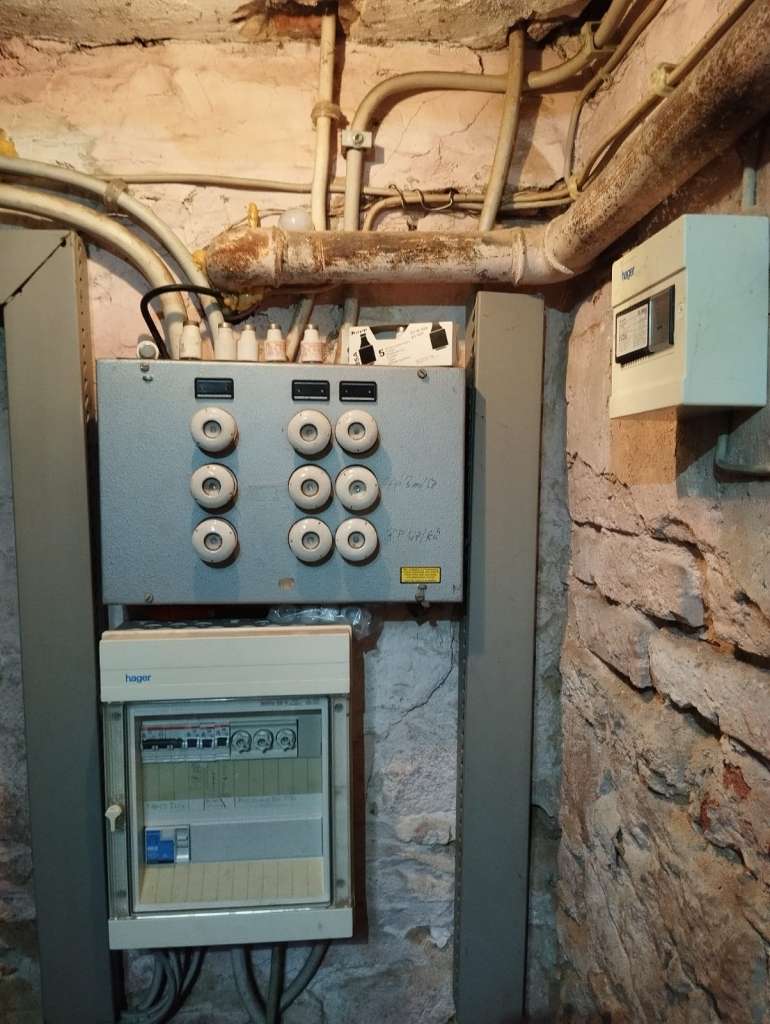 BAU.DE / BAU-Forum: 1. Bild zu Frage "Kann das so bleiben, oder muss das neu gemacht werden?" im BAU-Forum "Installation: Elektro, Gas, Wasser, Fernw&auml;rme etc."