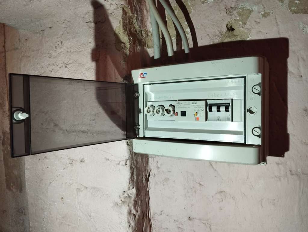 BAU.DE / BAU-Forum: 2. Bild zu Frage "Kann das so bleiben, oder muss das neu gemacht werden?" im BAU-Forum "Installation: Elektro, Gas, Wasser, Fernw&auml;rme etc."