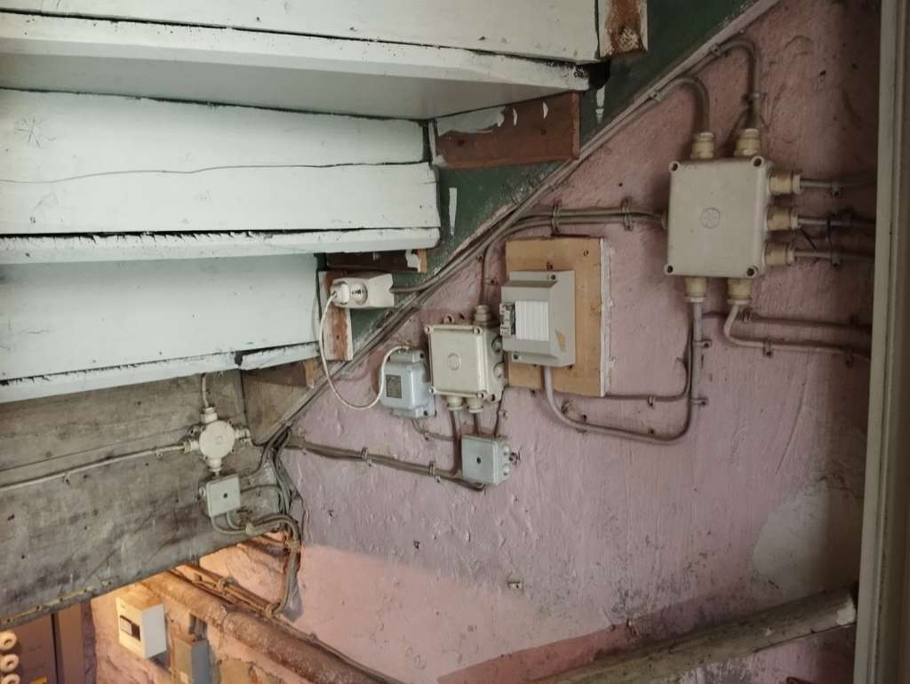 BAU.DE / BAU-Forum: 3. Bild zu Frage "Kann das so bleiben, oder muss das neu gemacht werden?" im BAU-Forum "Installation: Elektro, Gas, Wasser, Fernw&auml;rme etc."